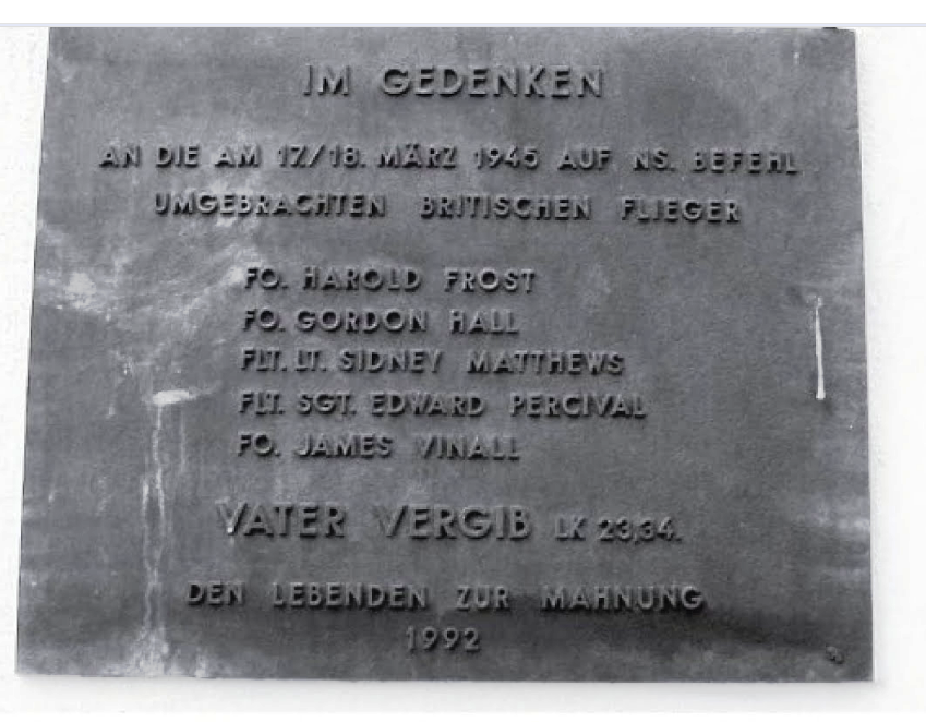 Datei:Gedenktafel an der Kirche Pforzheim-Huchenfeld, im Gedenken an die am 17-18.03.1945 auf NS-Befehl umgebrachten britischen Flieger James William Vinall, Harold Frost, Gordon Albert Hall, Sidney Clayden Matthews und Edward Arthur Percival.png