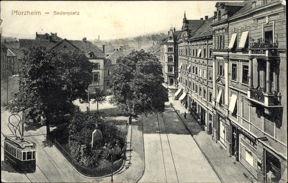 Datei:Dillsteiner Straße mit Sedanplatz in Pforzheim um 1914.jpg