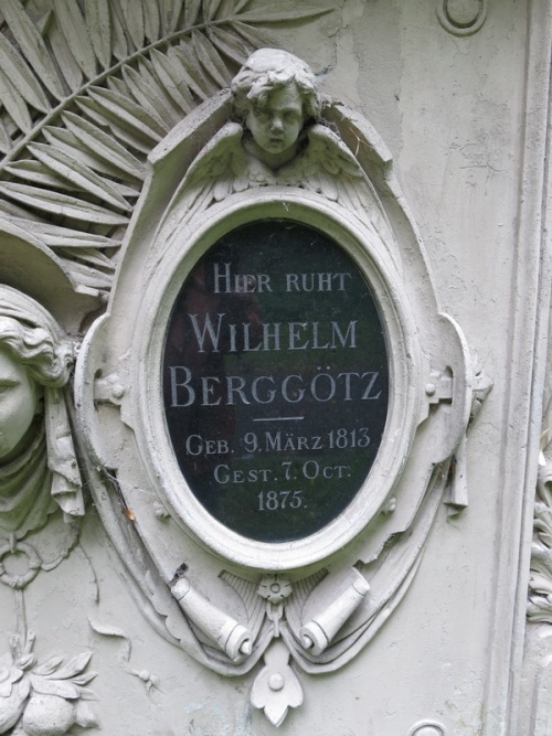 Datei:Grabmal Wilhelm Berggötz (geb. 9.3.1813; gest. 7.10.1875).jpg