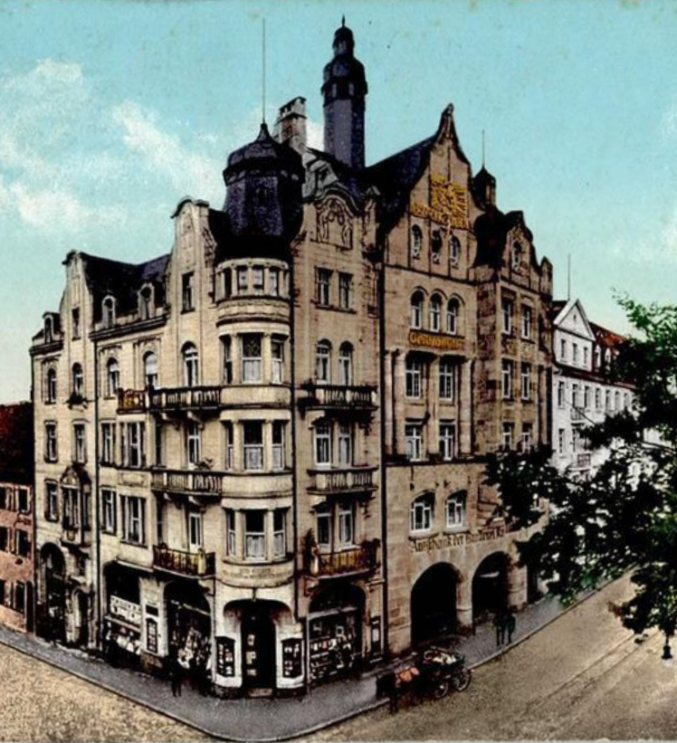 Datei:Altes Gasthaus „Goldner Adler“ an der Ecke Leopoldstraße 2, Westliche Karl-Friedrich-Straße 35 in Pforzheim (1908-1945) a.png