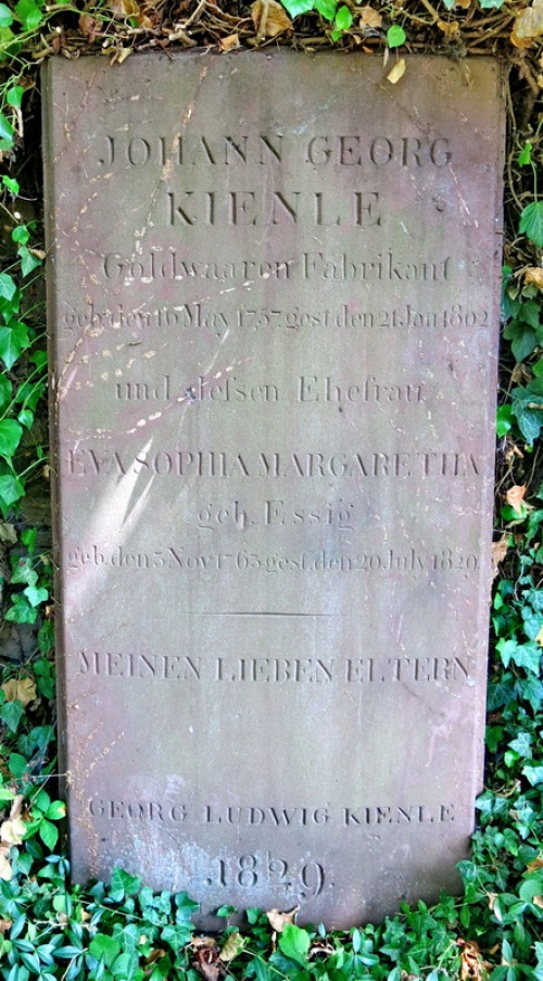 Datei:Grabstein für Johann Georg Kienle (geb. 16.5.1757; gest. 21.1.1802) und Eva Sophie Margaretha Kienle, geb. Essig (gest. 3.11.1763; gest. 20.7.1829). Gestiftet vom Sohn Georg Ludwig Kienle (1794-1853).jpg