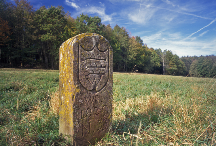 Datei:Niefern, Kirnbachtal, Grenzstein.jpg