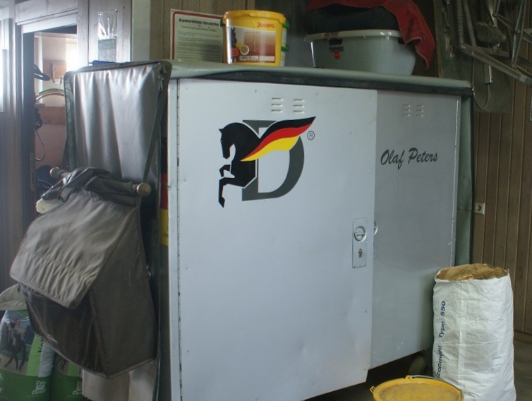 Datei:Sattelschrank Peters.jpg