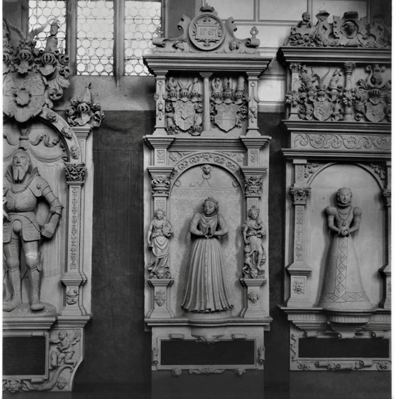 Datei:Grabdenkmäler von Albrecht II. Alcibiades von Brandenburg-Kulmbach (1522-1557), Marie von Baden-Durlach (1553-1561), Anna Marie von Baden-Durlach (1565-1573) v.l.n.r. .png