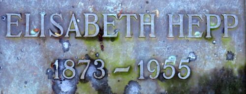 Datei:Grabmal Chr. Carl Hepp (geb. 08. Februar 1801, gest. 07. Juni 1885 in Pforzheim) und Emma Caroline Hepp geb. Dittler (geb. 23. Februar 1813, gest. 10. März 1878 in Pforzheim), Tafel Elisabeth Hepp (1873-1955) .jpg