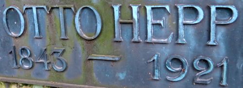 Datei:Grabmal Chr. Carl Hepp (geb. 08. Februar 1801, gest. 07. Juni 1885 in Pforzheim) und Emma Caroline Hepp geb. Dittler (geb. 23. Februar 1813, gest. 10. März 1878 in Pforzheim), Tafel Otto Hepp (1843-1921) .jpg