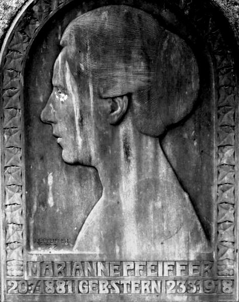 Datei:Grabmal Marianne Pfeiffer geb. Stern (geb. 20.7.1881; gest. 23.3.18) auf dem Hauptfriedhof, 1919.jpg