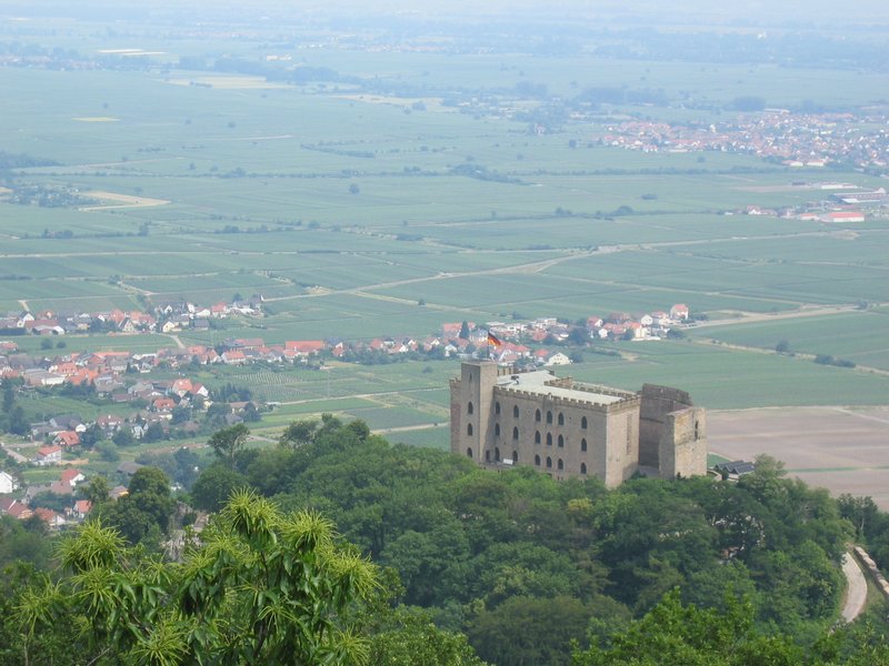 Datei:Hambacher Schloss Rheinebene.jpg