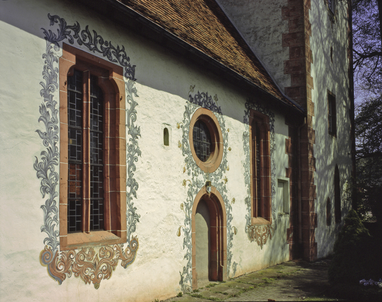 Datei:Diefenbach- Kirche- Malereien außen.jpg