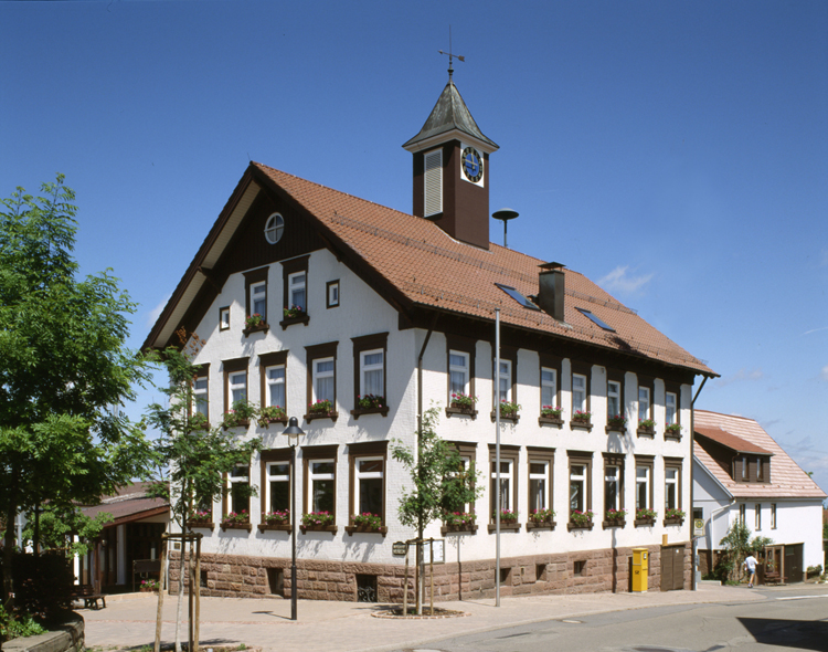 Datei:Engelsbrand-Salmbach Rathaus.jpg
