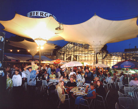 Datei:Enzauenpark abends.jpg