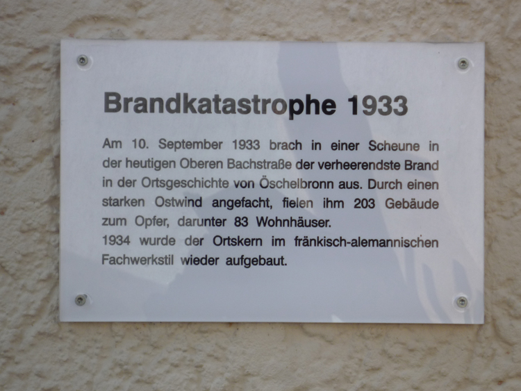 Datei:Oeschelbronn-Marktplatz-Scheuer-Schild.jpg
