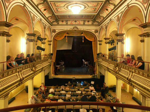 Datei:Kurtheater-innen.jpg