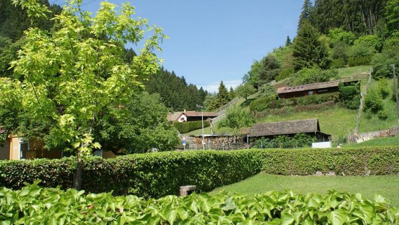 Datei:Vom Friedhof Kentheim zur gegenüberliegenden Bergseitel.jpg