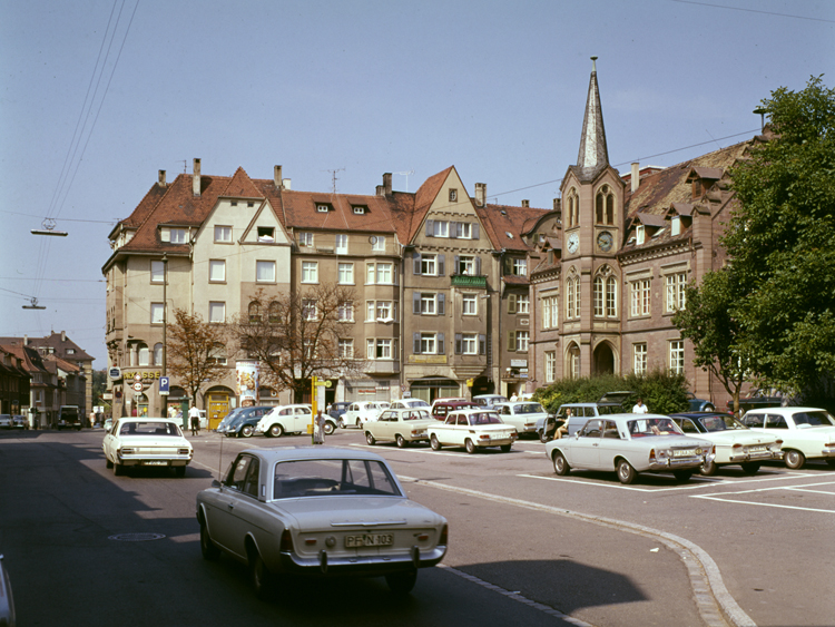 Datei:Marktplatz Brötzingen mit Autos .jpg