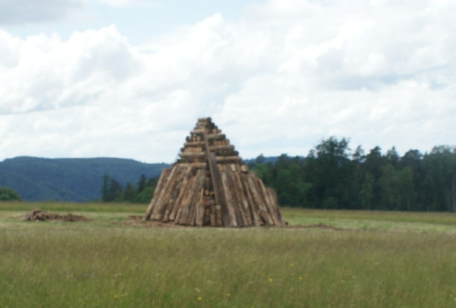Datei:Holzstoß für Höhenfeuer in Dobel.jpg