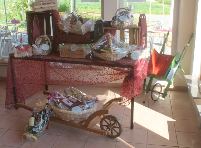 Datei:Weinpräsente im Verkaufsraum.jpg