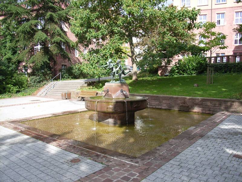 Datei:Dreifluessebrunnen1.jpg