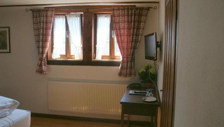 Datei:Fernseher im Zimmer des Hotels --Zum Nachtwächter--.jpg