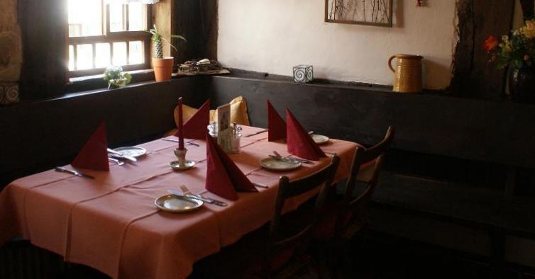 Datei:Gastraum Zum Nachtwächter an der Straßenseite.jpg