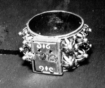 Datei:Jüdischer Hochzeitsring im Pforzheimer Schmuckmuseum .jpg