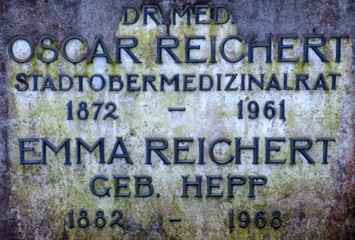 Datei:Grabmal Hans Reichert (1907-1991) und Gertrud Reichert geb. Dippold (1921-1999), Oscar Reichert (1872-1961) und Emma Reichert geb. Hepp (1882-1968).jpg