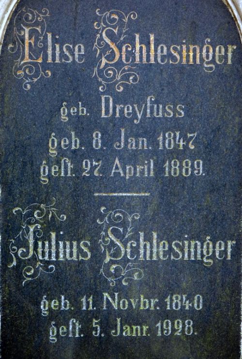 Datei:Grabmal Julius Schlesinger (geb. 11. November 1840, gest. 5. Januar 1928 in Pforzheim) und Elise Schlesinger geb. Dreyfuss (geb. 8. Januar 1847, gest. 27. April 1889 in Pforzheim), Tafel .jpg