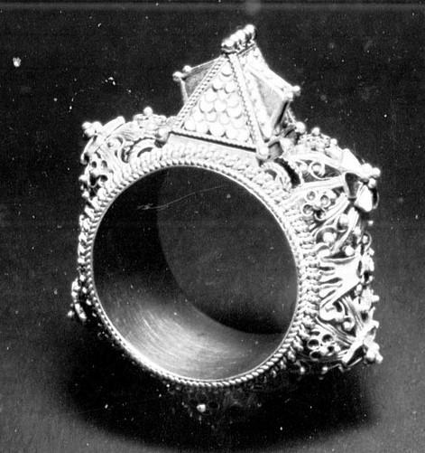 Datei:Jüdischer Hochzeitsring im Pforzheimer Schmuckmuseum (1).jpg