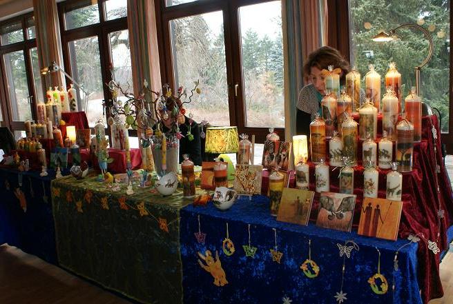Datei:Kerzenstand beim Ostermarkt Dobel 2013l.jpg