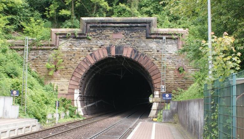 Datei:Einfahrt Ersinger Tunnel.jpg