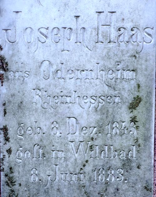 Datei:Grabmal Joseph Haas (geb. 8. Dezember 1843 in Odernheim, Rheinhessen, gest. 8. Juni 1883 in Wildbad), Tafel .jpg