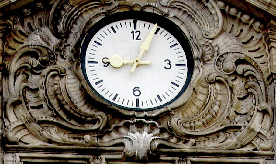 Datei:Ketterers Schlosskeller am Bahnhofplatz 3 in Pforzheim, Neorokoko-Detail mit der ROCAILLE (muschelförmiges Ornament aus dem Rokoko), Detail 1.jpg