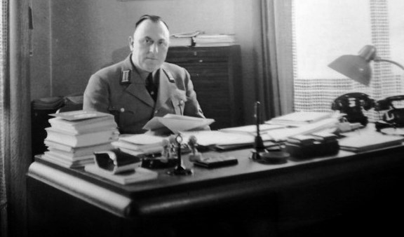Datei:Hans (Johann Christian) Knab (geb. 06.06.1887; gest. 23. Januar 1947), am Schreibtisch.jpg