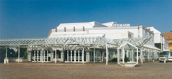Datei:Stadttheater Pforzheim am Waisenhausplatz (Eröffnung 1990), Entwurf Bodo Fleischer, Architekt (geb. 7. November 1930 in Berlin; gest. 18. Februar 2013 in Berlin), c.jpg