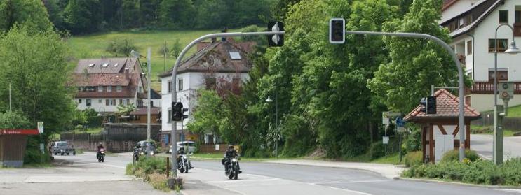 Datei:Motorradfahrer auf der Candidusstraße in Kentheim.jpg