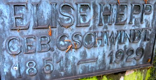 Datei:Grabmal Chr. Carl Hepp (geb. 08. Februar 1801, gest. 07. Juni 1885 in Pforzheim) und Emma Caroline Hepp geb. Dittler (geb. 23. Februar 1813, gest. 10. März 1878 in Pforzheim), Tafel Elise Hepp geb. Gschwindt (1851-1929) .jpg