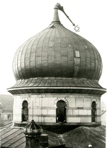 Datei:Alte Synagoge an der Zerrennerstraße 26-28 in Pforzheim nach der Pogromnacht vom 9. auf den 10. November 1938, abgeknickter Davidstern der Kuppel.jpg