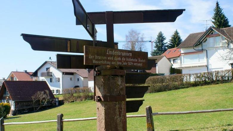 Datei:Wegweiser beim Lindenbrunnen Zavelstein erl.jpg