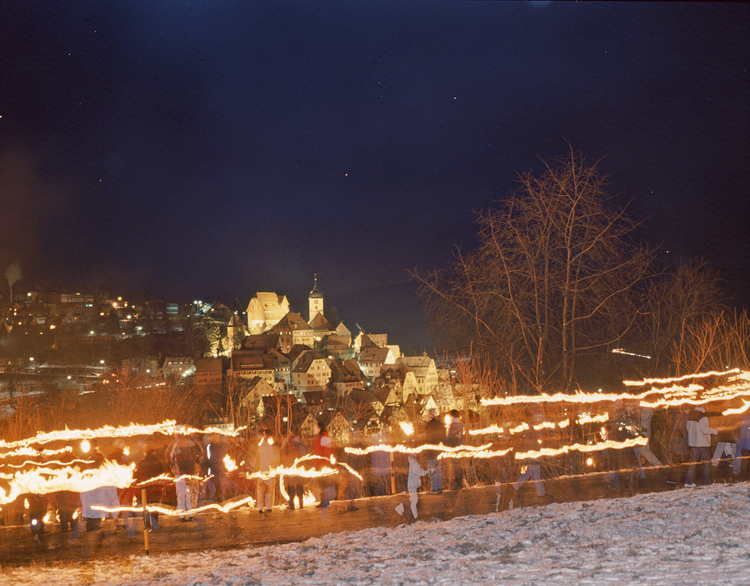 Datei:Fackeln 12 2003.jpg
