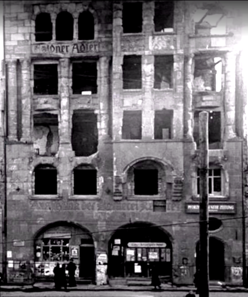 Datei:Ruine des Goldnen Adlers am Leopoldplatz in Pforzheim, Entwurf Hermann Walder (1847-1921), erbaut 1906-1908, zerstört 1945 .png