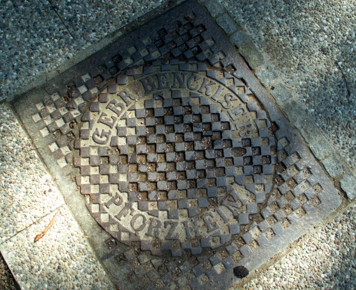 Datei:Kanaldeckel Gebr Benckiser Pforzheim.jpg