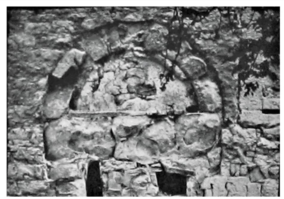 Datei:Wallfahrtskirche Johannes der Täufer in Kämpfelbach-Bilfingen, zugemauertes romanisches Portal, Tympanon, historische Fotografie.jpg