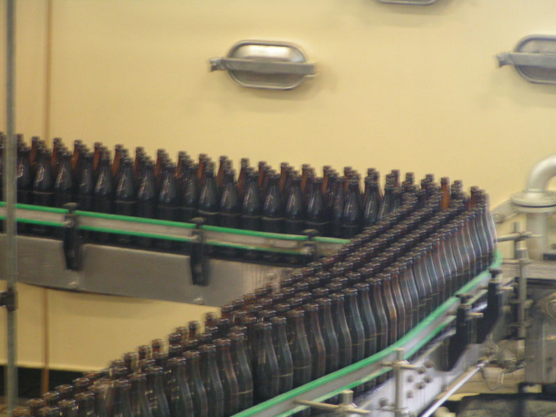 Datei:Brauhaus Produktion Befüllen.jpg