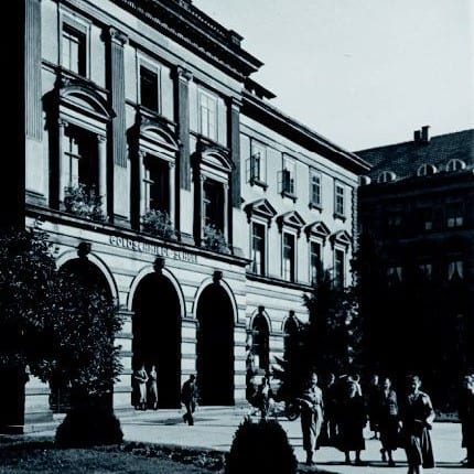 Datei:Altes Gebäude der Kunstgewerbeschule an der Jahnstraße 35 in Pforzheim, Entwurf Carl Müller, erbaut 1874 bis 1875, Innenhof mit Portal.jpg