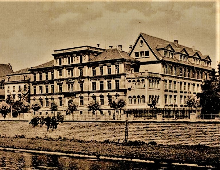 Datei:Gewerbeschule an der Inselstraße am Enzufer in Pforzheim erbaut im Jahr 1892, mit dem Erweiterungsbau von 1912.jpg