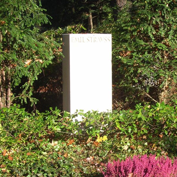 Datei:Grab Emil Strauss.jpg