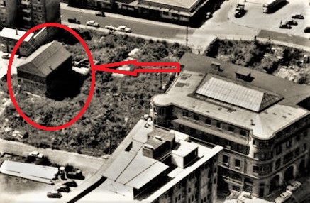 Datei:Überdachte Ruinen des mittelalterlichen Wohnturms an der Deimlingstraße südlich des Neuen Rathauses in Pforzheim, abgebrochen 1974.jpg