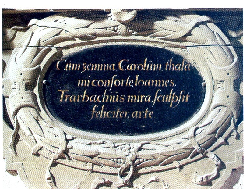 Datei:Grabdenkmal Karls II. mit Ehefrauen, Inschrift „Cum gemina Carolum thala mi consorte Ioannes Tarbachius mira sculpsit feliciter arte“.jpg