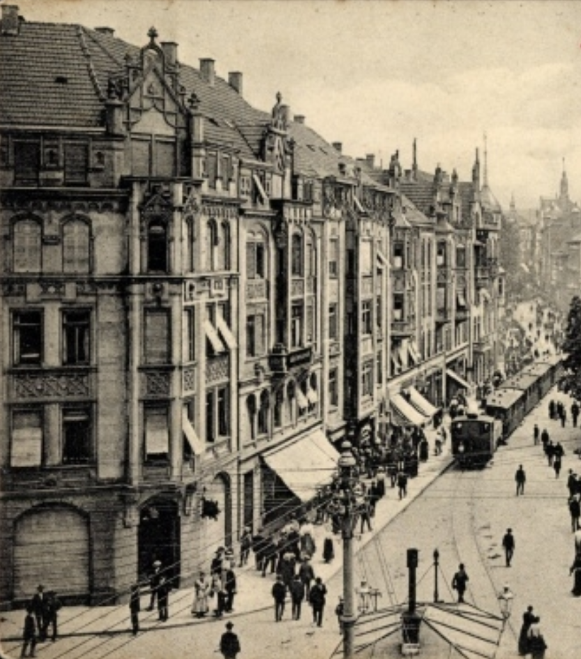 Datei:Westliche Karl-Friedrich-Straße 96-88 in Pforzheim (erbaut 1899 bis 1900 nach Entwürfen der Architekten Josef Roos, Oskar Berger und Christian Hering).png