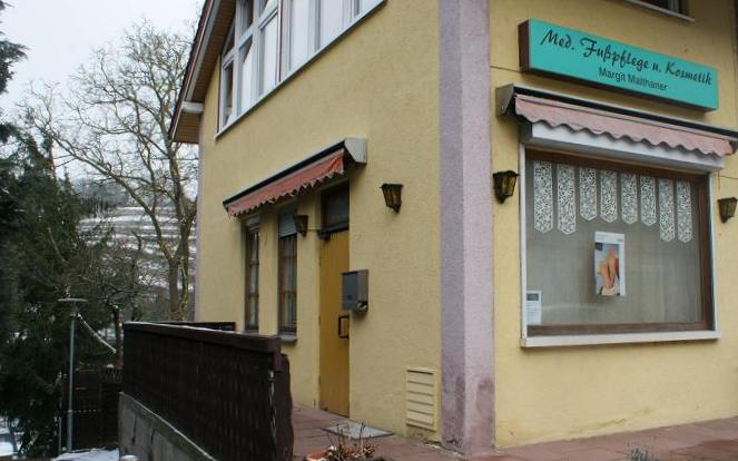 Datei:Fußpflege Kosmetik mit weinberg.jpg